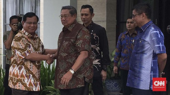 Prabowo Subianto selepas turun dari mobil langsung bergegas menuju SBY yang berdiri di depan pintu dan memberikan salah hormat.
