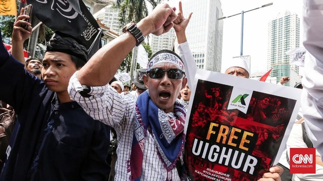 Ribuan demonstran di depan Kedubes China di Jakarta berteriak '2019 ganti presiden' saat menggelar aksi damai membela etnis minoritas Uighur, Jumat (21/12).