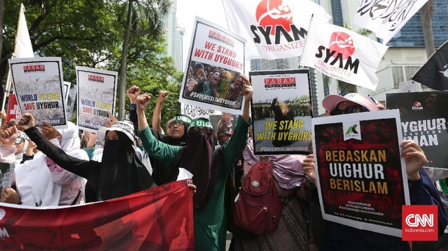 Sekitar seribu orang berunjuk rasa menuntut supaya Dubes China di Indonesia diusir, sebagai bentuk solidaritas kepada etnis Uighur yang dipersekusi.