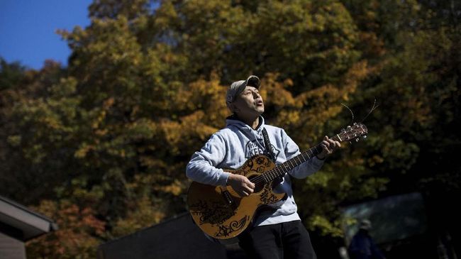 Lagu 'Imagine' karya John Lennon ia kumandangkan demi mengusir orang-orang yang berencana bunuh diri di Hutan Aokigahara.