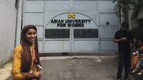 FOTO: Perjuangan Gadis Rohingya Masuk Kampus Bangladesh
