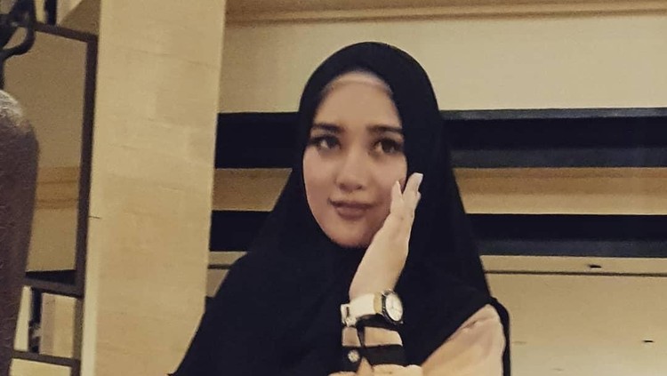 Istri Opick, Bebi Silvana tuai kritikan usai mengaitkan virus corona dengan iqra. Belajar dari hal itu, kita perlu bijak mengaitkan penyakit dengan agama.