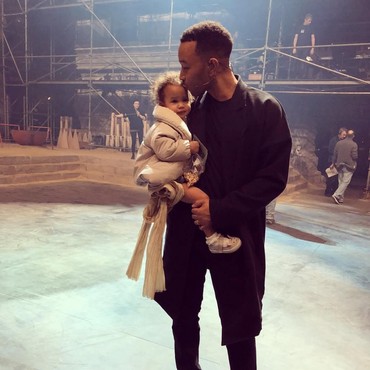 Momen Manis Ketika John Legend Didandani Sang Putri