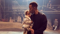 Momen Manis Ketika John Legend Didandani Sang Putri