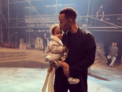 Momen Manis Ketika John Legend Didandani Sang Putri