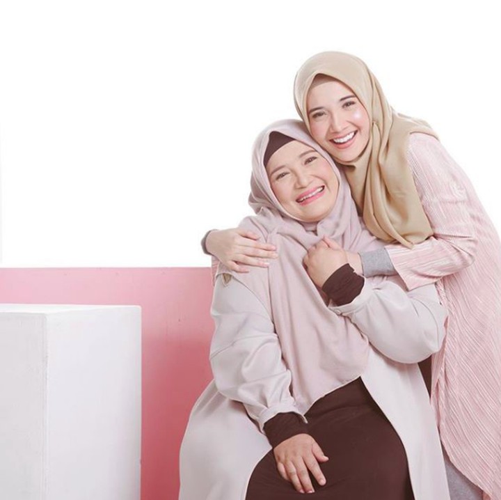 Dalam momen Hari Ibu kali ini, Zaskia Sungkar berdoa agar Allah memberikan surga untuk ibunya. Karena sang ibu adalah surga dalam hidup Zaskia. (Foto: Instagram/zaskiasungkar15)