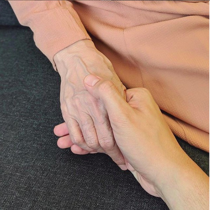 'Selamat Hari Ibu, teruntuk prioritas utamaku. Tempat aku belajar tentang kasih dan sayang', kata penyanyi Tulus di Hari Ibu ini. So sweet banget ya, Bun. (Foto: Instagram/tulusm)