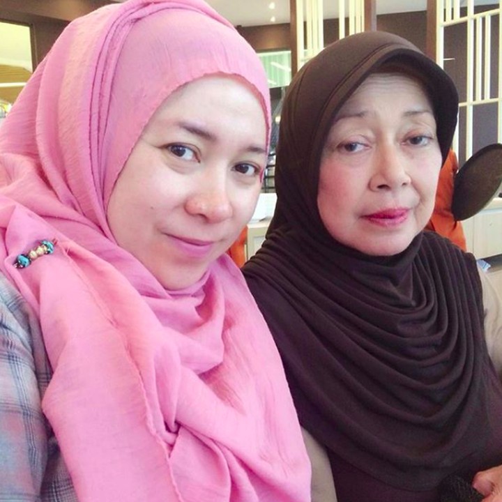 'Oh Bunda, ada dan tiada dirimu kan selalu ada di dalam hatiku', pasti Bunda tahu banget salah satu lirik yang diciptakan Melly Goeslaw ini. Melly mengunggah lagunya dengan foto dirinya bersama almarhumah Ersi Sukaesih. (Foto: Instagram/melly_goeslaw_)