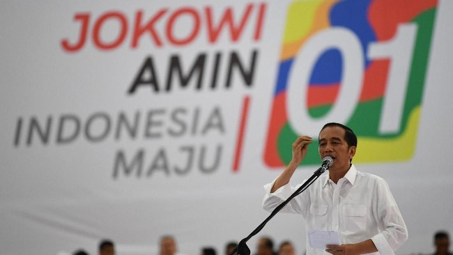 Presiden Jokowi mengaku sudah empat tahun diam terkait hoaks PKI terhadapnya dan kini di tahun politik ia menyatakan saatnya membantah isu tersebut.