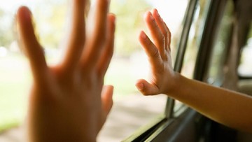 BAHAYA MENINGGALKAN ANAK DI MOBIL