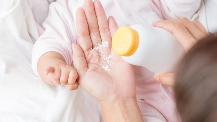 Bedak Cair, Solusi Lembutkan Kulit Tanpa Mengganggu Pernapasan Bayi Si kecil gampang bersin? Yuk Bun, saatnya gunakan bedak cair agar kesehatan pernapasan si kecil tetap terjaga.