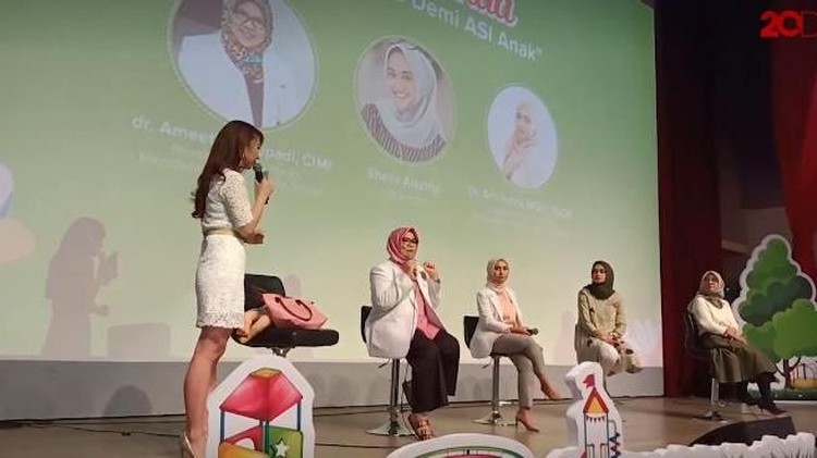 Mereka saling berbagi kisah dalam 'mengASIhi' anak-anaknya. Berbagai permasalahan saat menyusi pun diberi solusi oleh ahli laktasi.