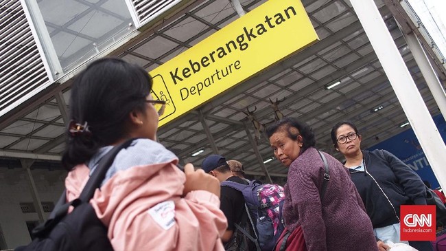 Sembilan hari jelang hari raya Idulfitri 2019, Stasiun Pasar Senen di Jakarta Pusat ramai dipadati warga yang ingin mudik ke kampung halaman masing-masing.