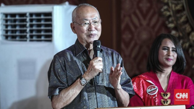 Pakar kuliner Wiliam Wongso menghadiri acara peringatan hari ibu yang diselenggarakan oleh Perempuan Tangguh Pilih Jokowi ( Pertiwi) di Jakarta , (22/12). (CNN Indonesia/ Hesti Rika)
