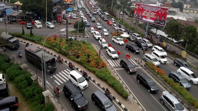 Kemacetan di jalur Puncak sejak Sabtu (6/7) diduga terjadi akibat masa libur sekolah dan penutupan jalan tol Jakarta-Cikampek.