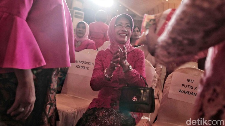 Ibunda Presiden Jokowi Sudjiatmi Notomiharjo meninggal pada usia 77 tahun Rabu sore tadi. Kabar duka itu membawa duka mendalam kepada Ustaz Yusuf Mansur.