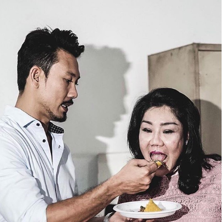 'Ibu adalah alasan saya untuk tidak lemah'. Ibu jadi semacam penguat Denny Sumargo ya, Bun. (Foto: Instagram/sumargodenny)