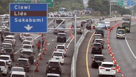 Antrean Kendaraan di Jalur Puncak Mengular