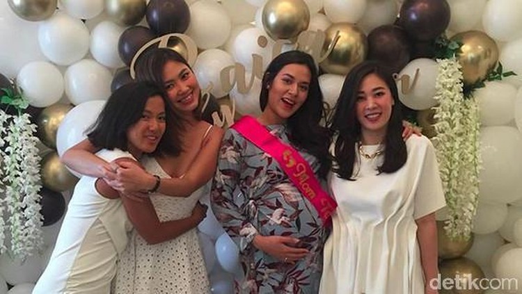 Jelang lahiran, Raisa diberi kejutan baby shower oleh sang suami, Hamish Daud. So sweet banget nih, Bun.