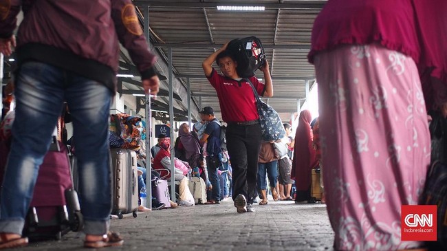 Penjualan tiket kereta api untuk perjalanan jarak jauh dari Jakarta meningkat jelang libur pilpres, Rabu (17/4). Total 90 persen tiket ludes diburu penumpang.