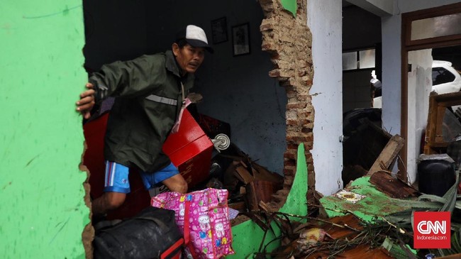 Sebanyak 2.500 warga terdampak tsunami Selat Sunda mengungsi di Kantor Gubernur Lampung hingga Minggu (23/12) malam.