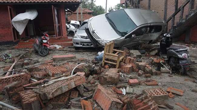 Panglima TNI Hadi Tjahjanto mengatakan tsunami di kawasan Selat Sunda, Sabtu (22/12) tak merusak jalan dan akses di kawasan Anyer, Banten.