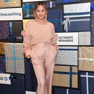 Sukses Angkat Implan Payudara, Chrissy Teigen: Sangat Sakit