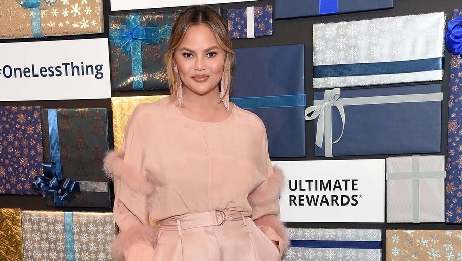 Chrissy Teigen dan putri cantiknya, Luna Simone Stephens, mengunggah foto bergaya seperti Princess Jasmine dari film Aladdin.