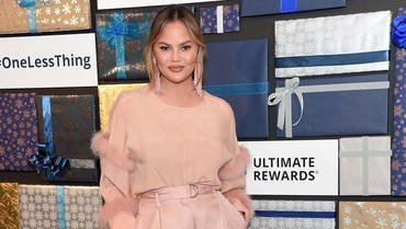 img-title Sukses Angkat Implan Payudara, Chrissy Teigen: Sangat Sakit