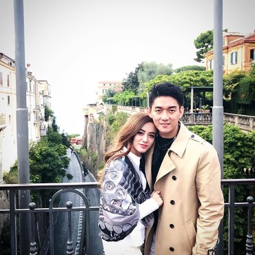 Rindu, Ifan Seventeen Peluk Baju Almarhumah Dylan Sahara