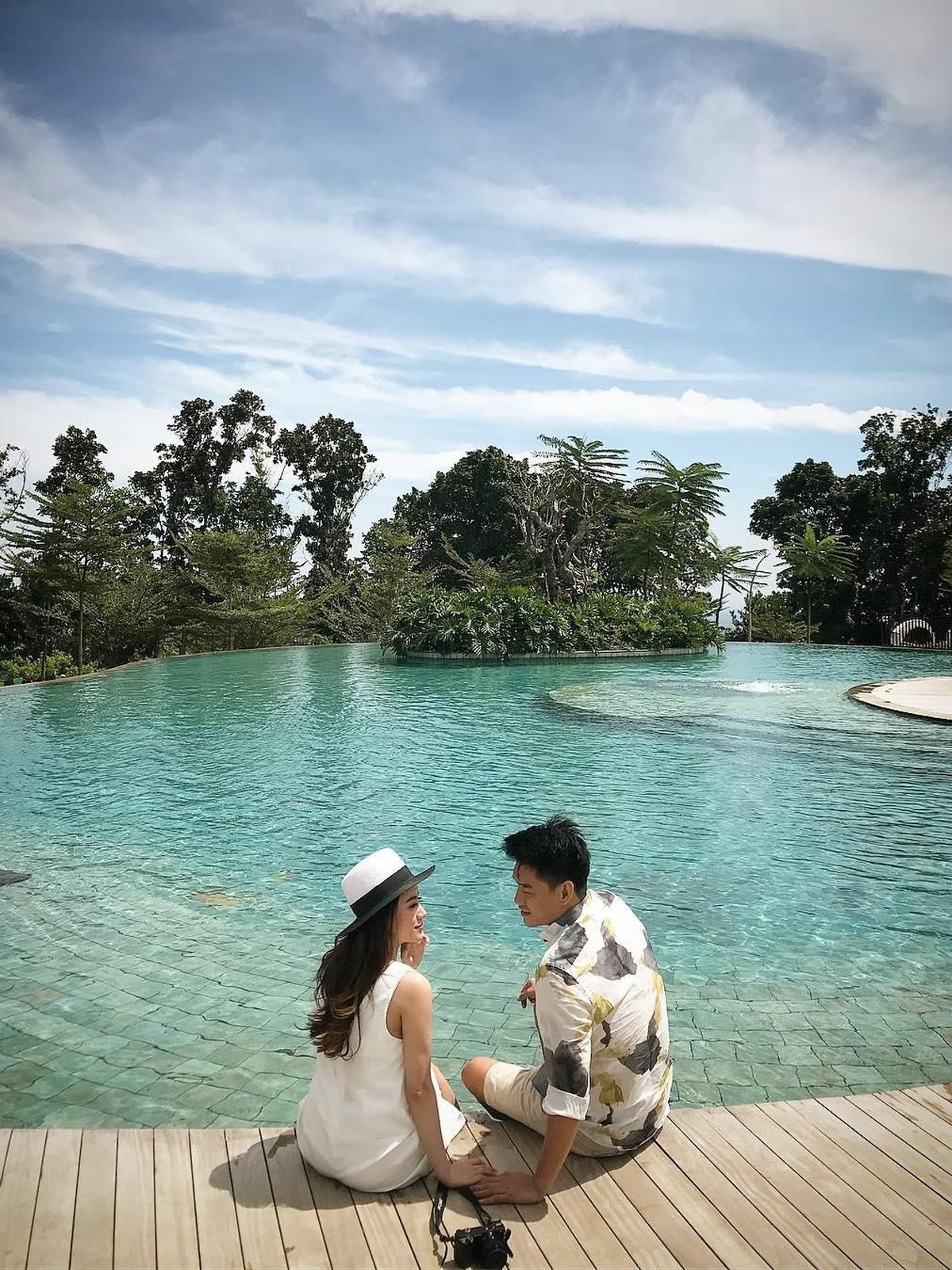 Potret romantis dari pasangan Ifan Seventeen dan sang istri&comma; Dylan Sahara&period;