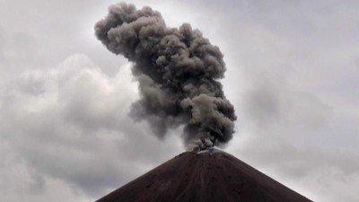 Anak Krakatau Erupsi, Abu Vulkanik Mulai Hujani Rumah Warga