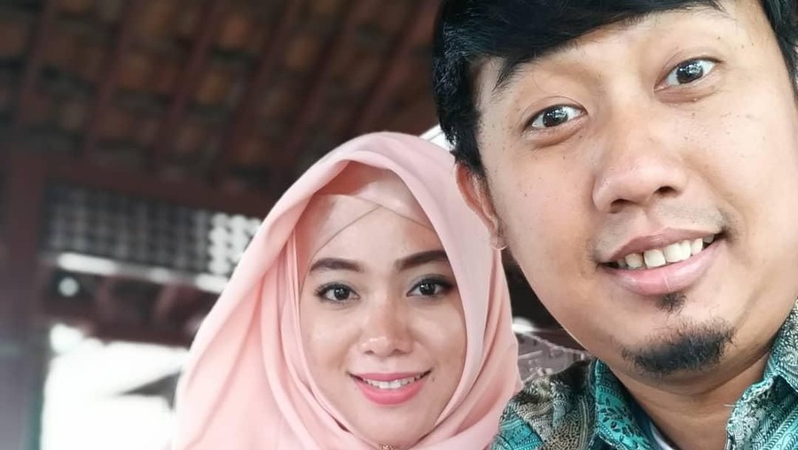 Istri dari personel grup lawak, Ade Teamlo, meninggal dunia akibat bencana tsunami yang terjadi di Anyer, Banten, Sabtu (22/12) malam.