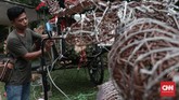 FOTO: Bersiap Merayakan Cahaya Natal Menyambut perayaan Natal esok, 25 Desember 2018, umat Kristiani di berbagai belahan Nusantara dan pusat perbelanjaan melakukan bermacam persiapan.