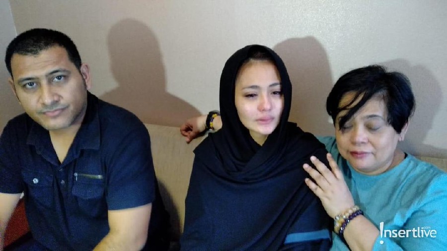 Uli, istri Herman Seventeen, mengungkap firasatnya sebelum kepergian sang suami.