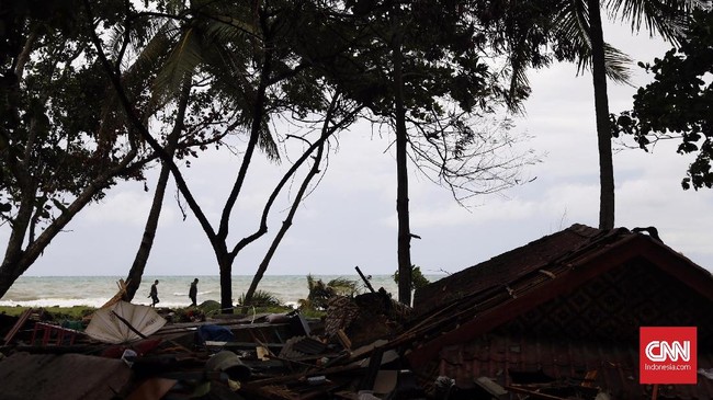 Sebagian besar wilayah di pesisir pantai barat Banten hancur dan porak poranda usai diterjang tsunami Selat Sunda pada Sabtu (22/12) malam.