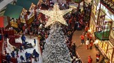 FOTO: Bersiap Merayakan Cahaya Natal Menyambut perayaan Natal esok, 25 Desember 2018, umat Kristiani di berbagai belahan Nusantara dan pusat perbelanjaan melakukan bermacam persiapan.