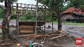 Puing Runtuhan dan Lumpur Hambat Evakuasi di Lampung Selatan