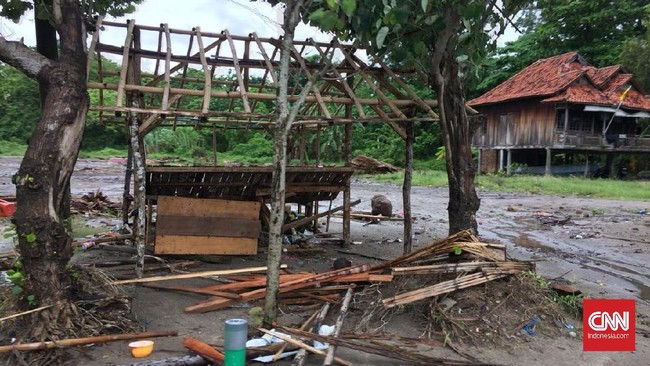 Alat berat menjadi kebutuhan dasar proses evakuasi di Kabupaten Lampung Selatan.