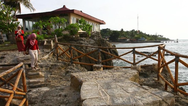 Relawan bencana Tsunami Selat Sunda di Anyer dan Lampung disergap kepanikan luar biasa ketika sirine diduga sebagai peringatan Tsunami meraung.