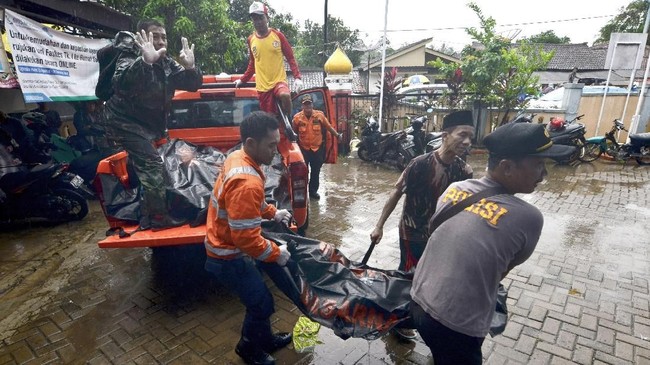 Tim DVI Polda Lampung dikerahkan untuk mengevakuasi korban tewas dan terluka. Dua kecamatan di Lampung Selatan yang terdampak adalah Rajabasa dan Kalianda.