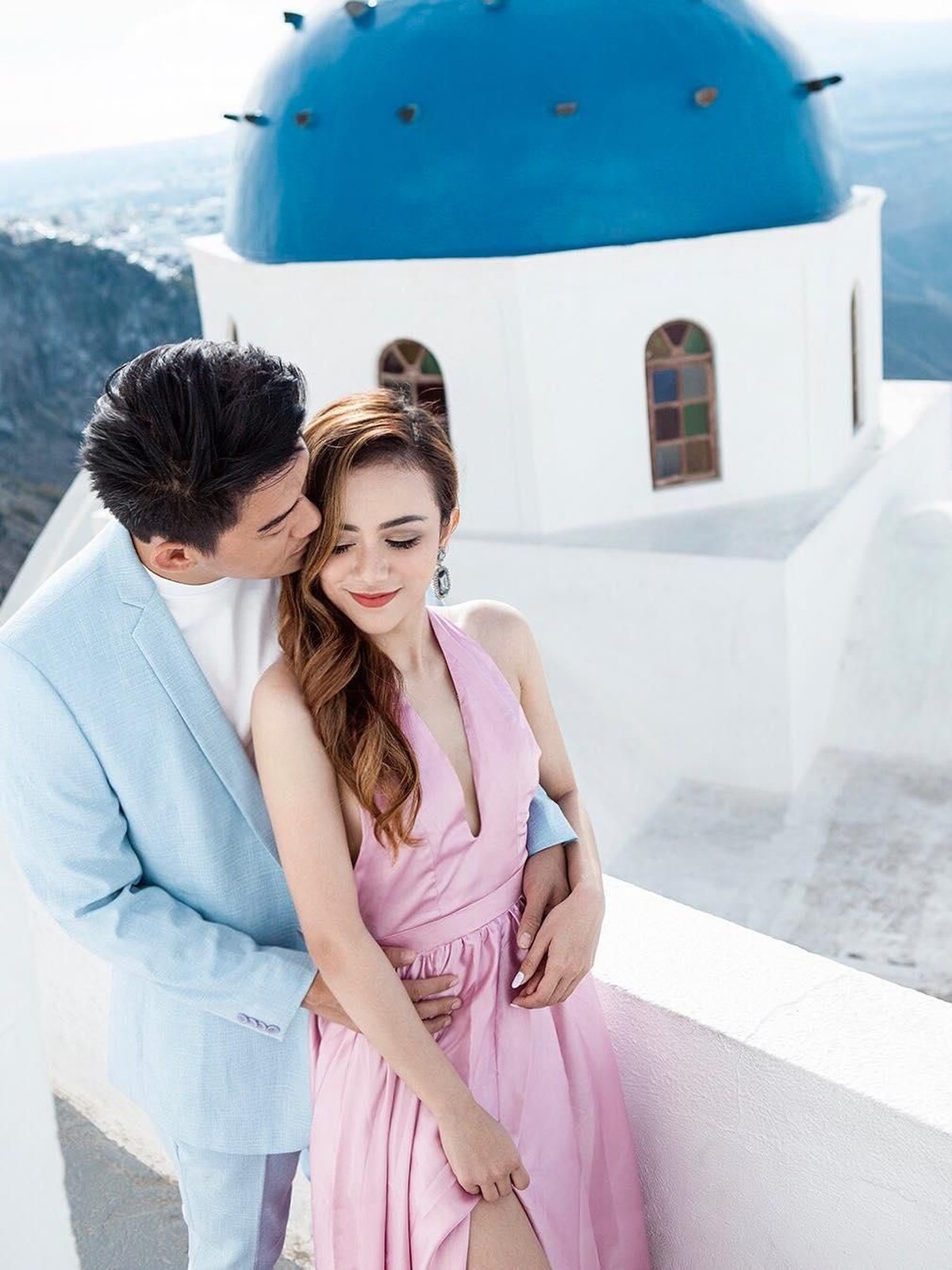 Potret romantis dari pasangan Ifan Seventeen dan sang istri&comma; Dylan Sahara&period;