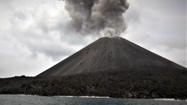 Gunung Anak Krakatau adalah salah satu gunung api aktif di Indonesia. Letusannya terlihat indah tetapi juga menyimpan potensi bahaya.