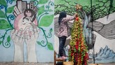FOTO: Bersiap Merayakan Cahaya Natal Menyambut perayaan Natal esok, 25 Desember 2018, umat Kristiani di berbagai belahan Nusantara dan pusat perbelanjaan melakukan bermacam persiapan.