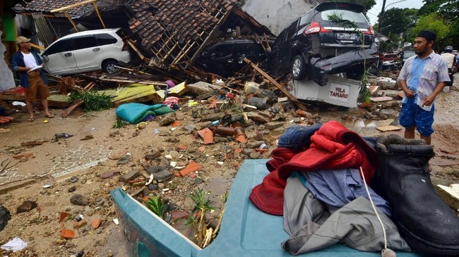 Proses pencarian masih terus dilakukan, 36 unit mobil ambulans dikerahkan ke lokasi kejadian.