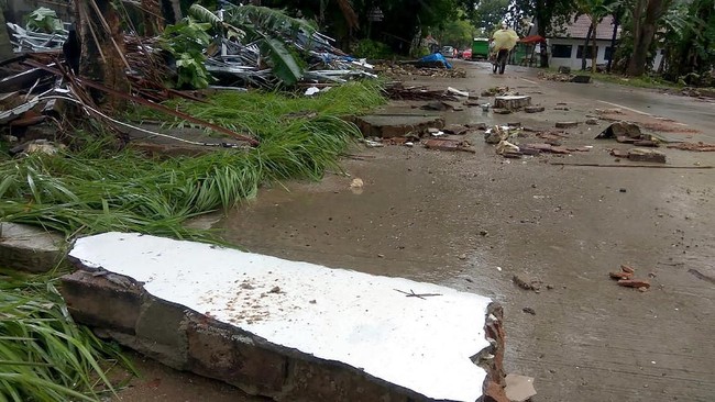 Proses perbaikan jalan dilakukan untuk mempemudah akses bantuan ke lokasi pengungsian dan membantu evakuasi.