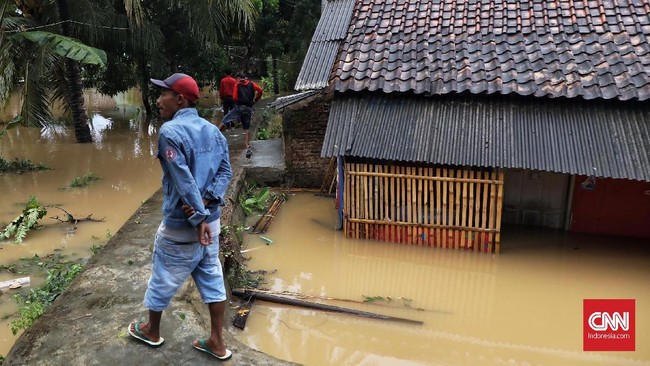 Warga pesisir pantai Pandeglang, Banten, yang terkena tsunami Selat Sunda hingga kini belum berani kembali ke rumah karena khawatir terjadi tsunami susulan.