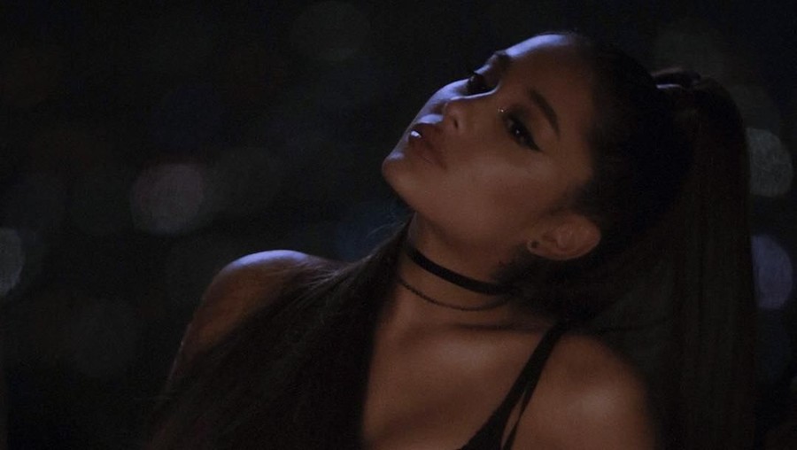 Ariana Grande mengunggah video ketika ia masih kecil. Ia menunjukkan kebolehan bernyanyinya dengan sang ibunda, Joan Grande.