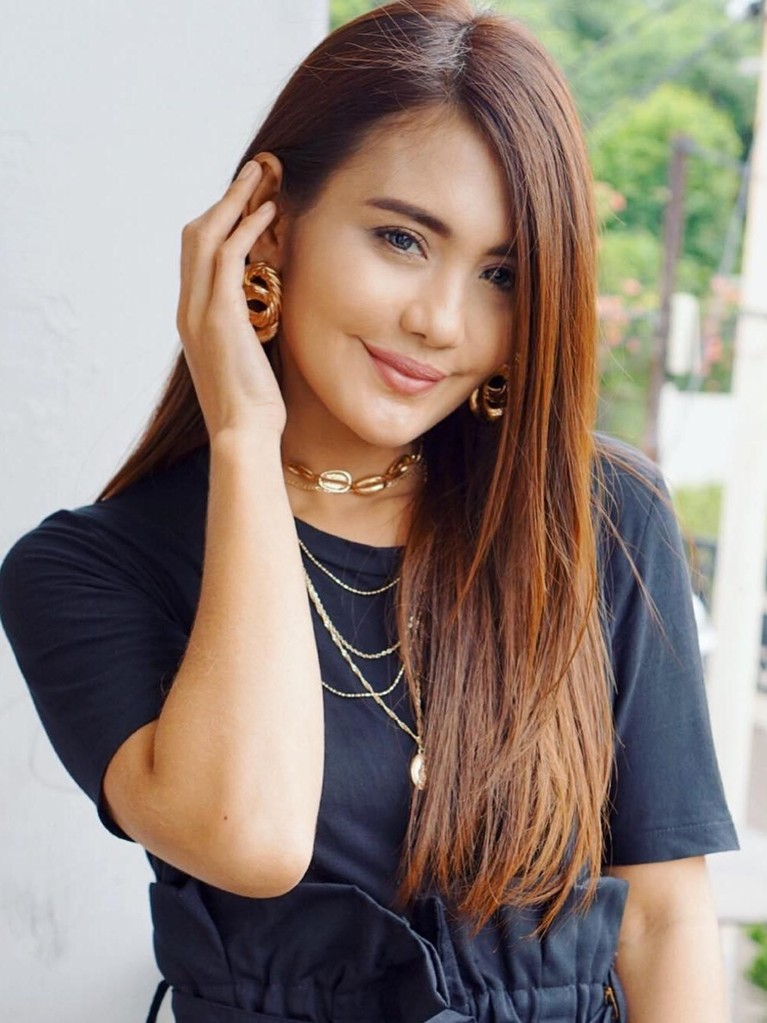 6 Pesona Uli, Istri Almarhum Herman Seventeen Berikut enam pesona dari istri almarhum Herman Seventeen, Juliana Moechtar.