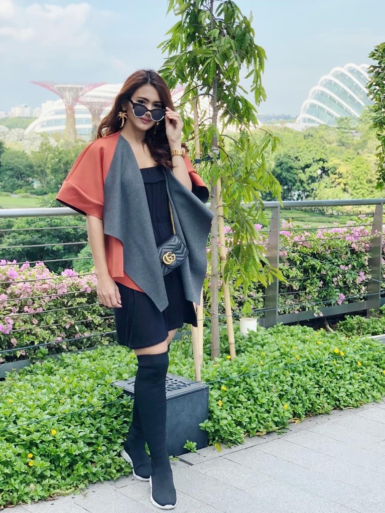 6 Pesona Uli, Istri Almarhum Herman Seventeen Berikut enam pesona dari istri almarhum Herman Seventeen, Juliana Moechtar.